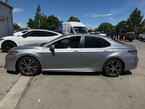 Used 2019 Toyota Camry SE w/ Convenience Package image 2