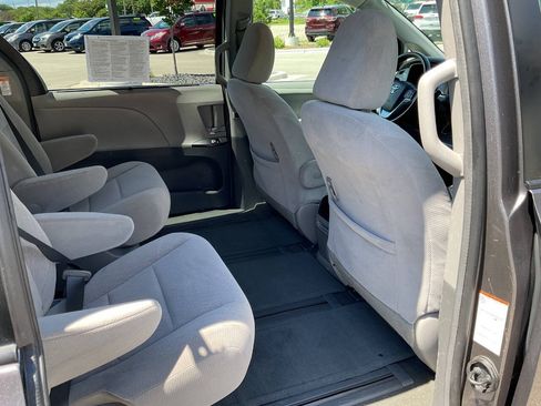 Used 2017 Toyota Sienna LE AWD/4WD image 37