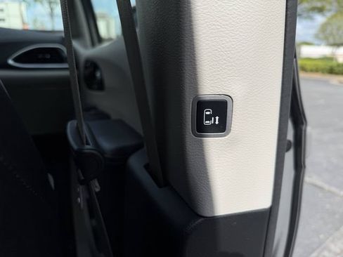 Used 2023 Chrysler Pacifica Limited FWD image 35