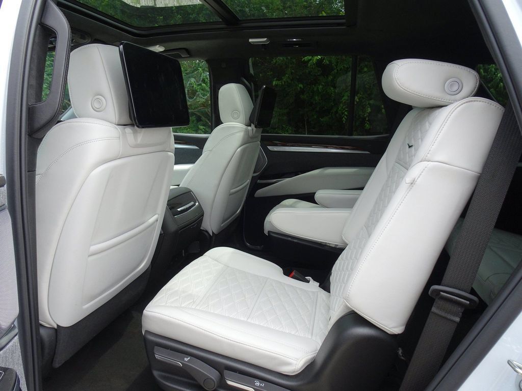 Certified 2026 Cadillac Escalade Platinum Sport w/ LPO, ONYX Package AWD/4WD image 14