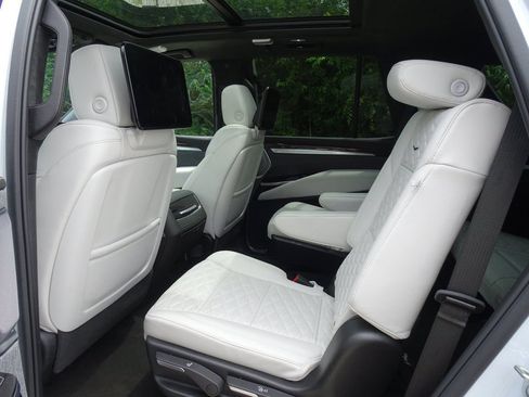 Certified 2026 Cadillac Escalade Platinum Sport w/ LPO, ONYX Package AWD/4WD image 14