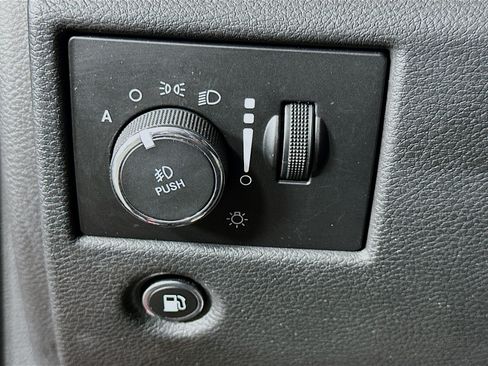 Used 2018 Jeep Grand Cherokee Laredo AWD/4WD image 17