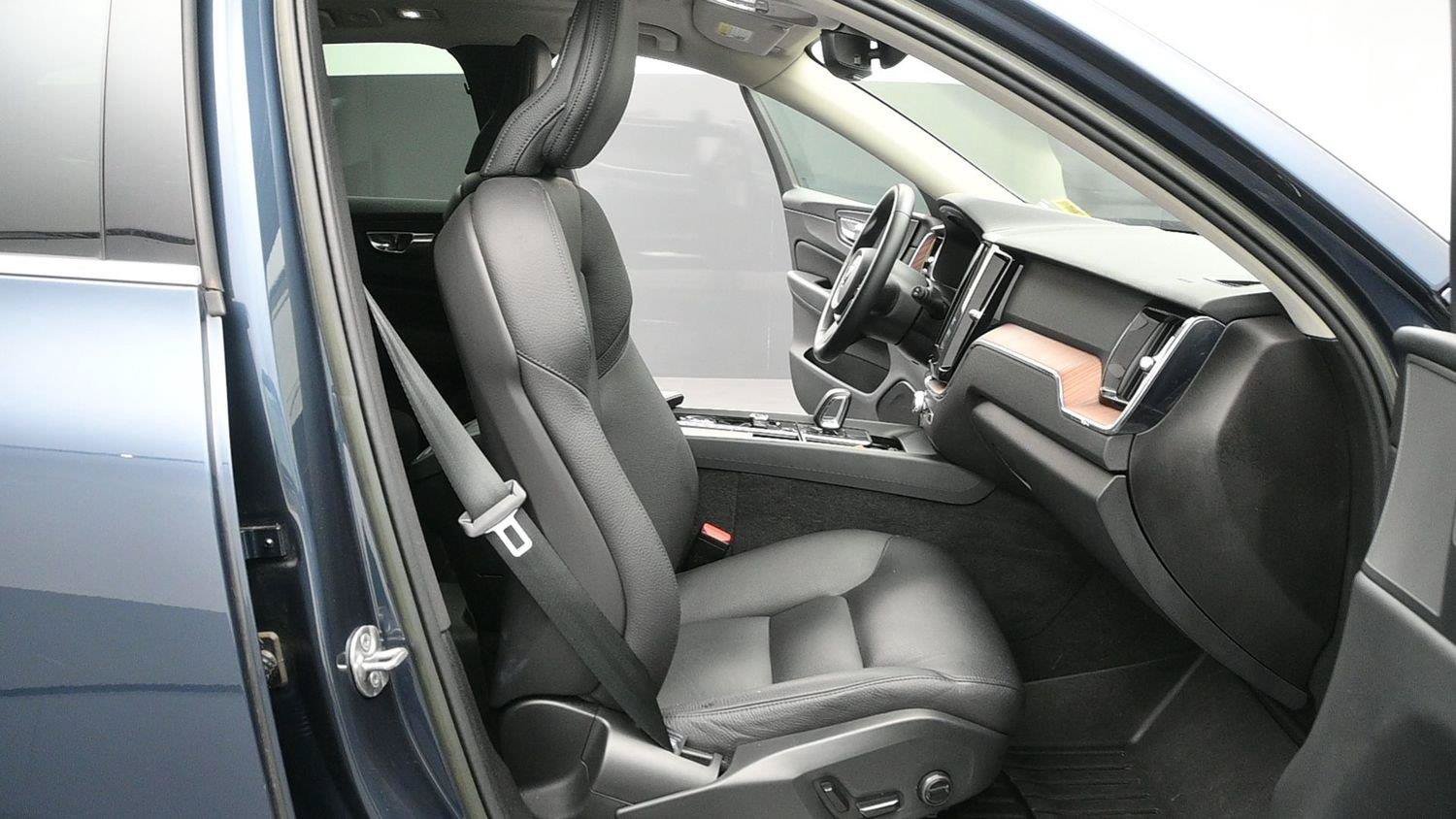 Used 2023 Volvo XC60 B5 Plus w/ Climate Package AWD/4WD image 16