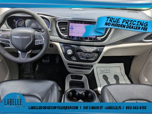 Used 2023 Chrysler Pacifica Touring-L FWD image 11