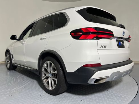 Used 2025 BMW X5 xDrive50e image 3
