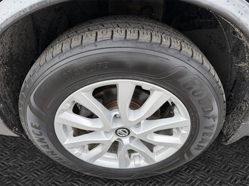 Used 2018 Nissan Rogue SV w/ Premium Package image 11