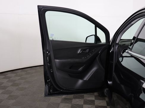 Used 2020 Chevrolet Trax LT w/ LT Convenience Package image 15