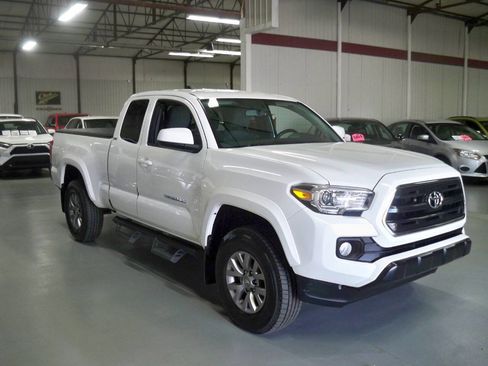 Used 2017 Toyota Tacoma SR5 w/ Tow Package image 3