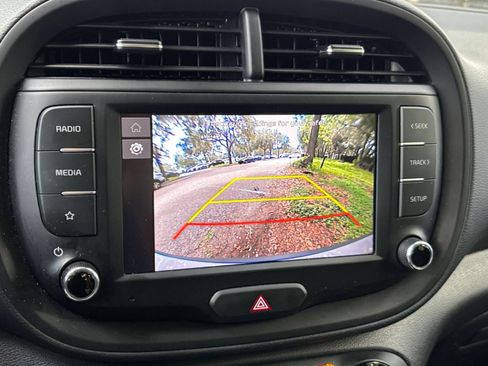 Used 2025 Kia Soul LX w/ LX Technology Package FWD image 21