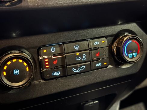 Used 2020 Ford F150 XLT w/ Equipment Group 302A Luxury AWD/4WD image 33