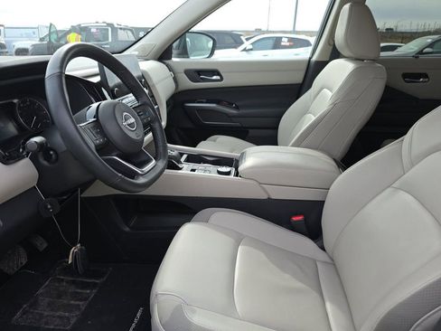 Certified 2025 Nissan Pathfinder SL w/ SL Premium Package image 15