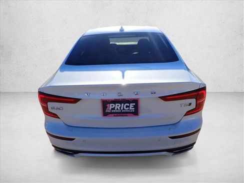 Used 2021 Volvo S60 T5 Momentum w/ Premium Package image 3