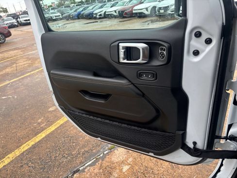Used 2025 Jeep Wrangler Unlimited Sahara AWD/4WD image 18