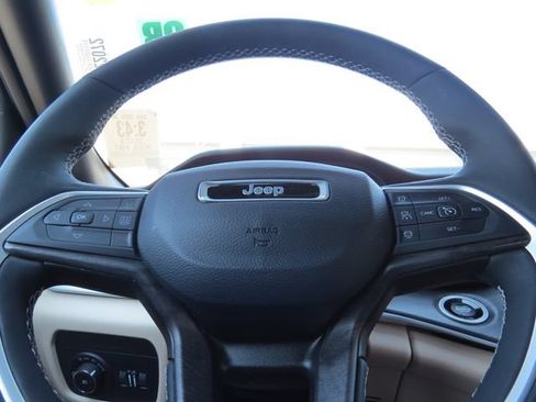 Used 2023 Jeep Grand Cherokee Limited w/ Luxury Tech Group II AWD/4WD image 14