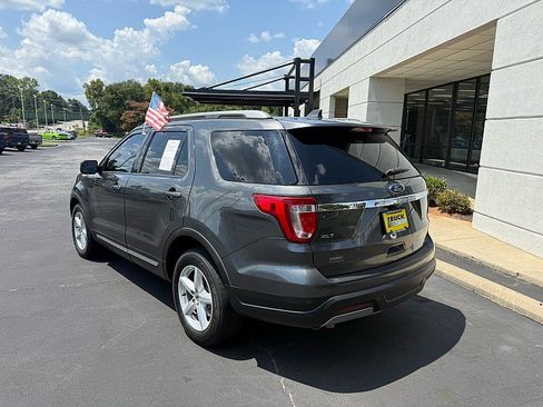 Used 2019 Ford Explorer XLT FWD image 3