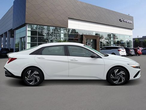 Certified 2025 Hyundai Elantra Sport image 4