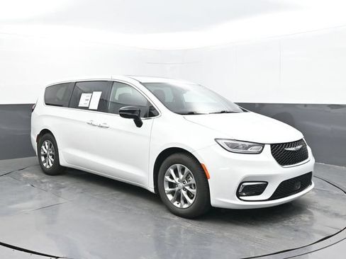 Used 2026 Chrysler Pacifica Limited FWD image 9