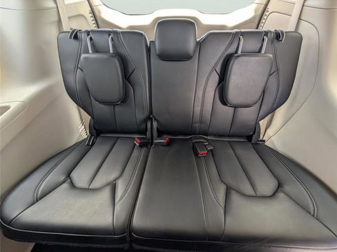 Used 2023 Chrysler Pacifica Touring-L w/ Uconnect Theater Family Group FWD image 33