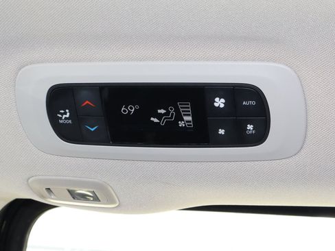 Used 2023 Chrysler Pacifica Limited image 22