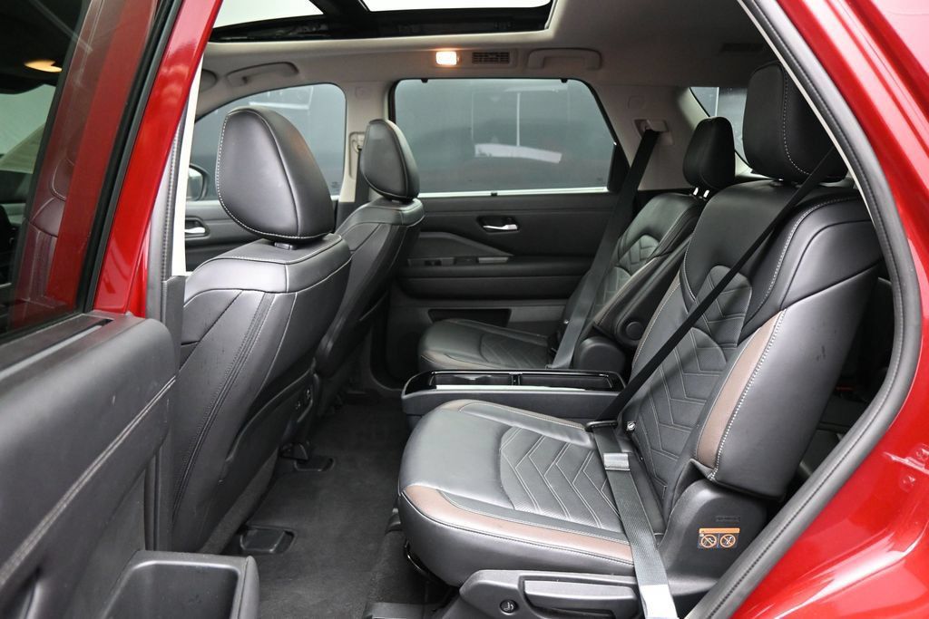 Used 2024 Nissan Pathfinder Platinum AWD/4WD image 28