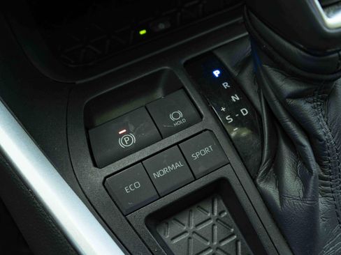 Used 2020 Toyota RAV4 XLE Premium FWD image 28