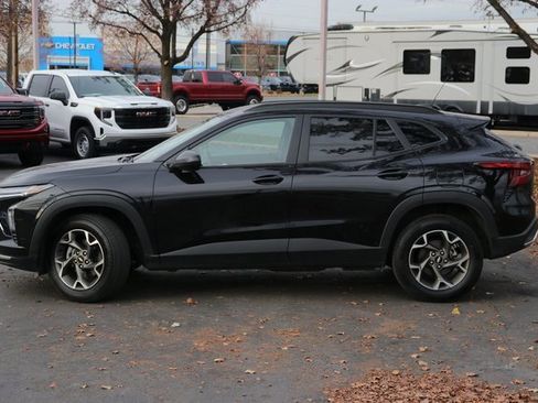 Used 2025 Chevrolet Trax LT image 3