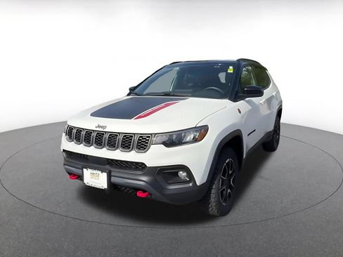 Used 2025 Jeep Compass Trailhawk AWD/4WD image 7