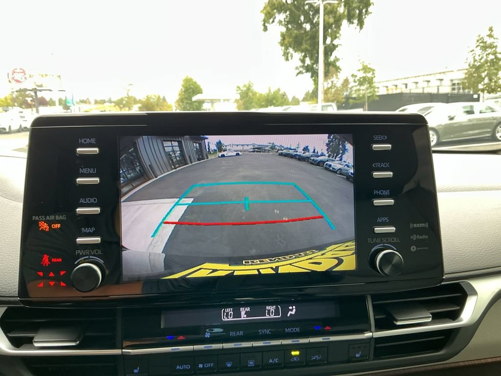 Used 2022 Toyota Sienna XLE FWD image 16