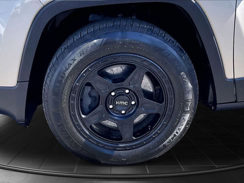 Used 2015 Jeep Cherokee Latitude w/ Cold Weather Group AWD/4WD image 8