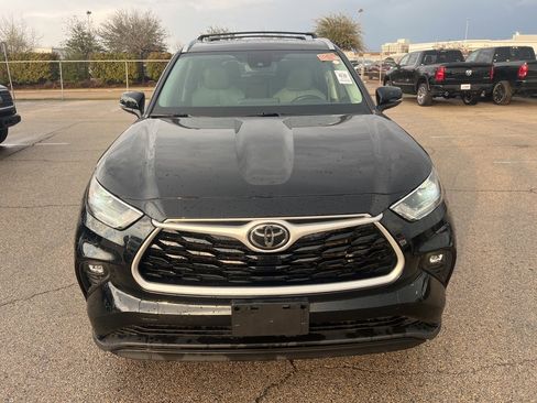 Used 2021 Toyota Highlander XLE image 2