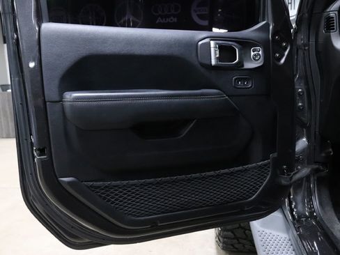 Used 2019 Jeep Wrangler Unlimited Sahara image 9