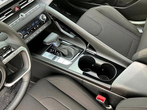 Certified 2025 Hyundai Elantra SEL image 15