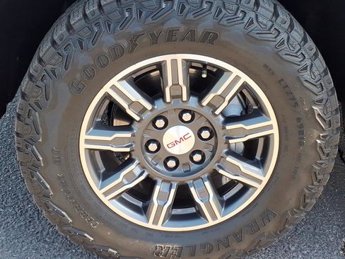Used 2024 GMC Sierra 1500 AT4 w/ Technology Package AWD/4WD image 9
