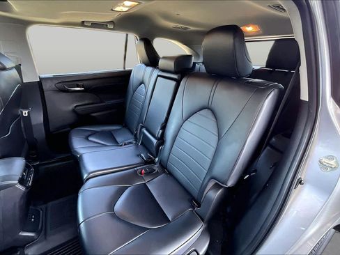 Used 2023 Toyota Highlander XLE AWD/4WD image 21