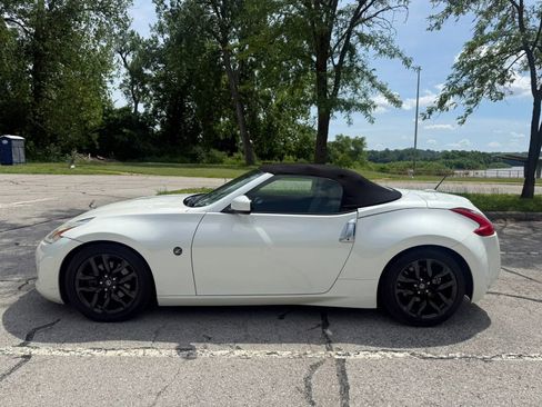 Used 2017 Nissan 370Z Touring RWD image 8