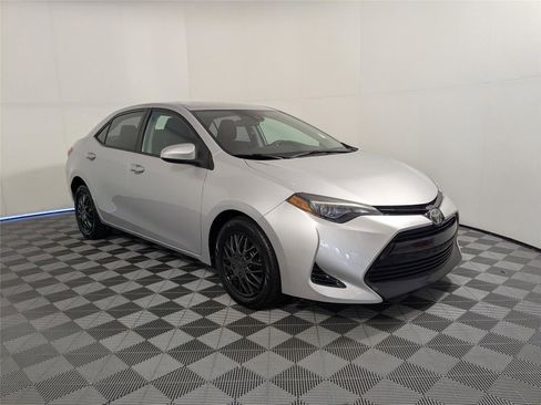 Used 2018 Toyota Corolla LE image 3