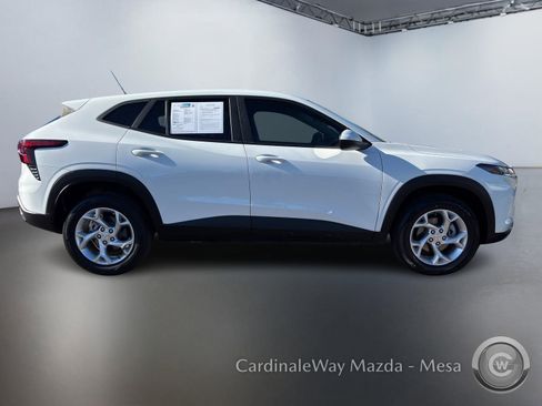 Used 2024 Chevrolet Trax LS w/ LS Convenience Package image 3