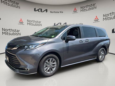 Used 2023 Toyota Sienna XLE FWD image 1
