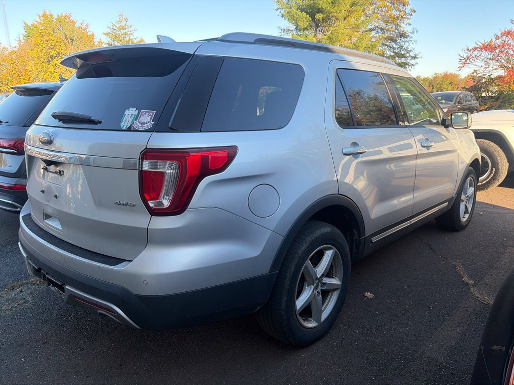 Used 2017 Ford Explorer XLT AWD/4WD image 3