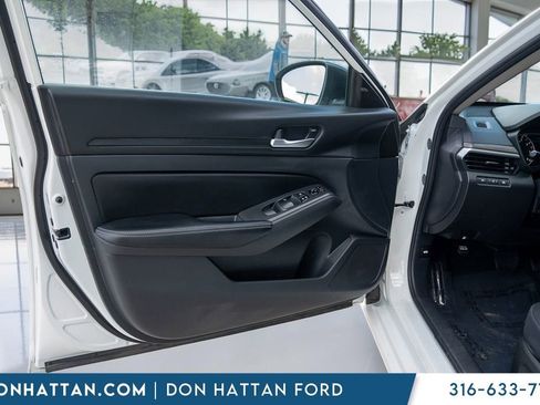 Used 2025 Nissan Altima 2.5 SV FWD image 17
