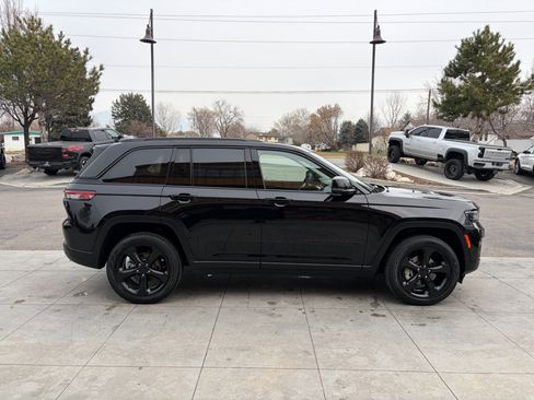 Used 2023 Jeep Grand Cherokee Limited w/ Luxury Tech Group II image 3