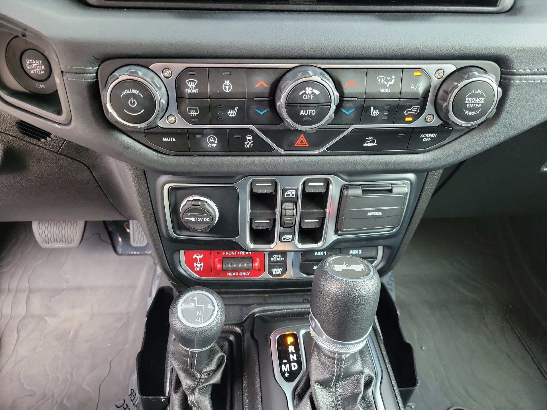 Used 2024 Jeep Wrangler Unlimited Rubicon w/ Technology Group AWD/4WD image 32