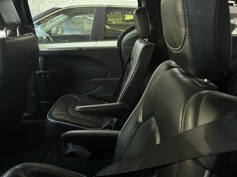 Used 2025 Chrysler Pacifica Limited FWD image 11