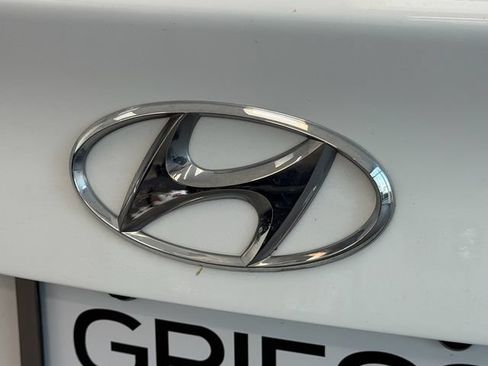 Used 2018 Hyundai Elantra SE w/ SE Connectivity Package 04 FWD image 11