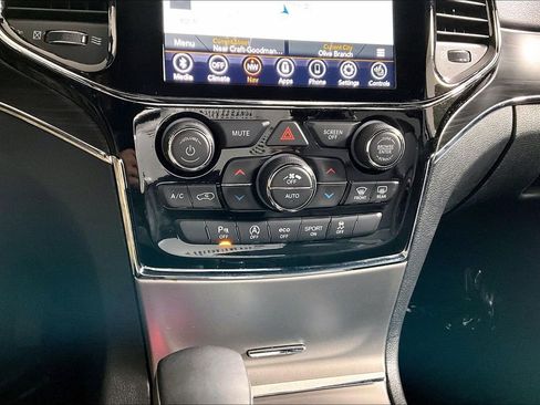 Used 2019 Jeep Grand Cherokee Limited image 32