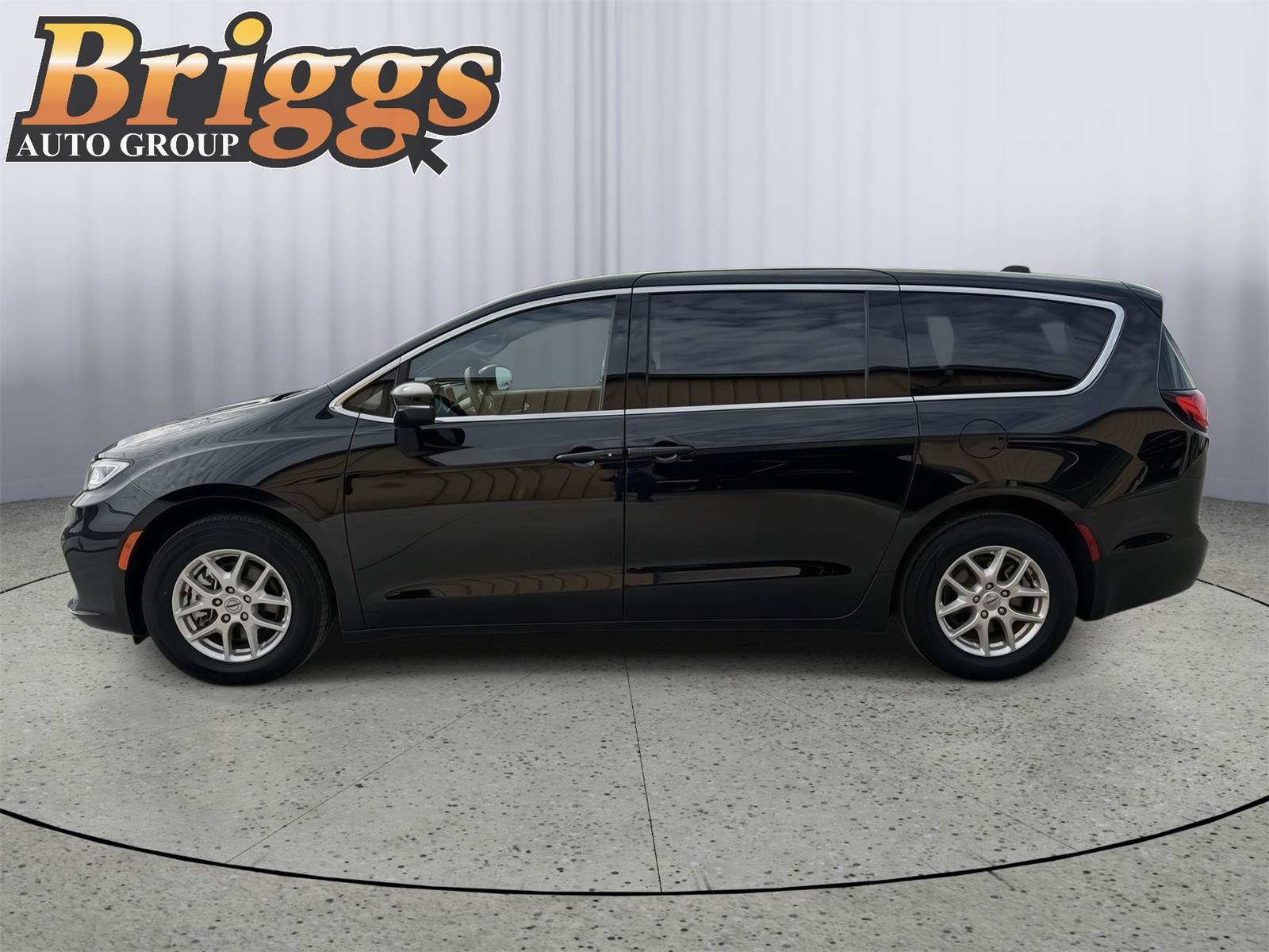 Used 2025 Chrysler Pacifica Select FWD image 2