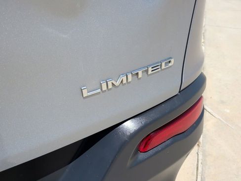 Used 2015 Jeep Cherokee Limited FWD image 40