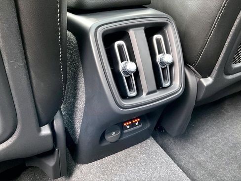 Certified 2024 Volvo XC40 B5 Plus w/ Climate Package image 10