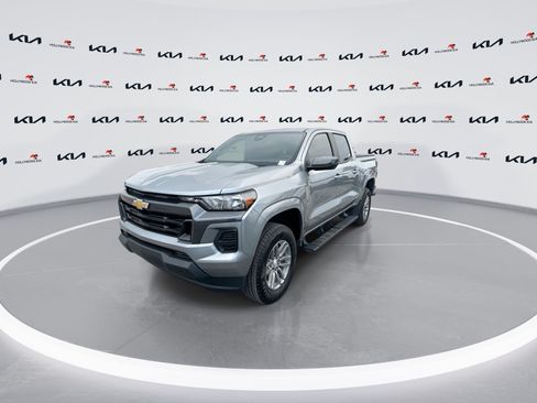 Used 2024 Chevrolet Colorado LT RWD image 4