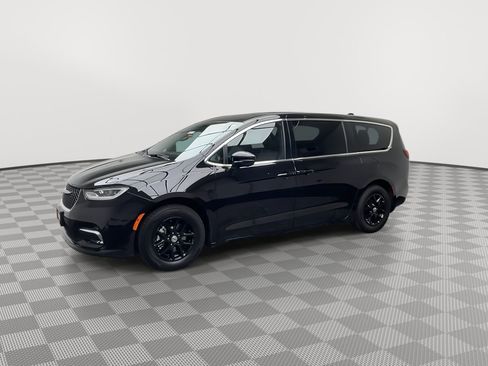 Used 2025 Chrysler Pacifica Select FWD image 34